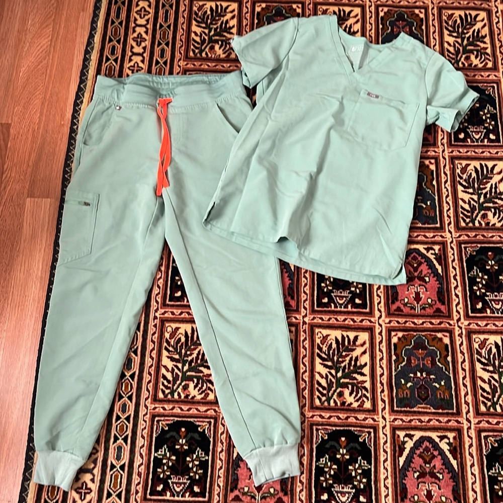 Figs scrub top and bottom